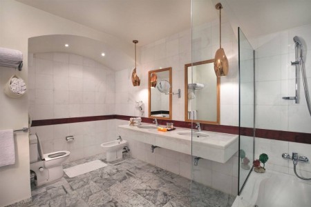 el_gouna_moevenpick_resort_bathroom-deluxe-suite-1-jpg-1024x0.jpg